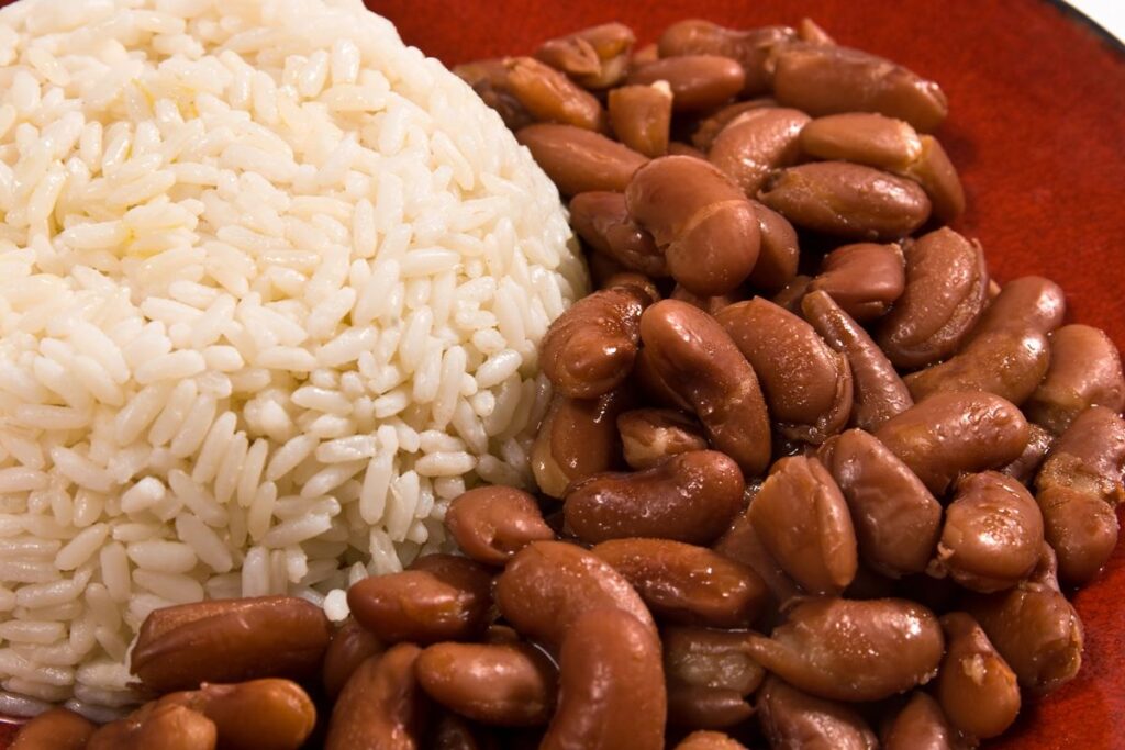 arroz-com-feijao:-combinacao-classica-dos-brasileiros-dribla-inflacao