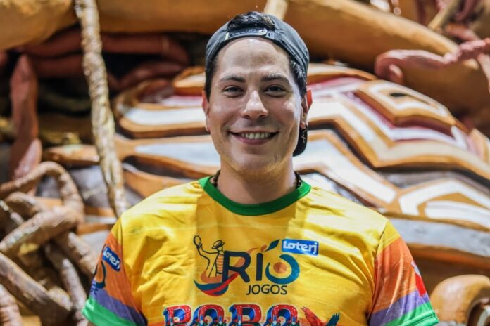christian-chavez-desembarca-no-brasil-e-vai-direto-pra-cidade-do-samba