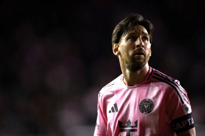 messi-perde-a-cabeca-e-discute-com-arbitro-na-mls;-veja-o-video