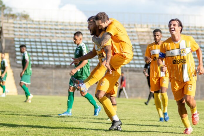 o-classico-e-amarelo:-brasiliense-vence-o-gama-no-candangao-brb-2025