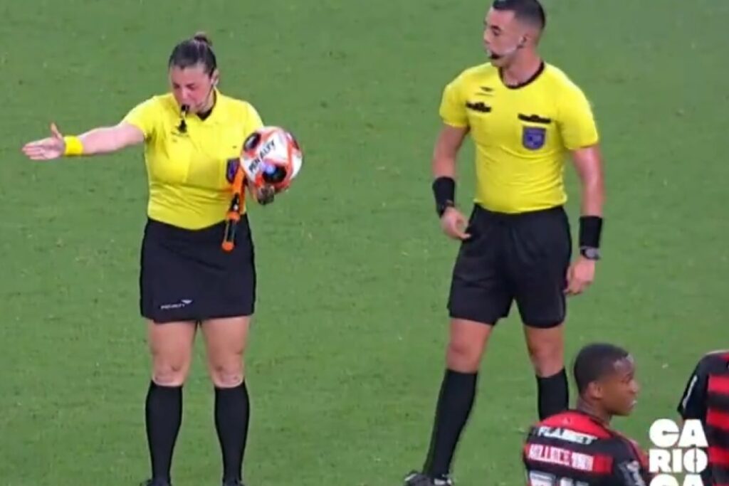 video:-arbitra-assistente-e-homenageada-em-despedida-dos-gramados