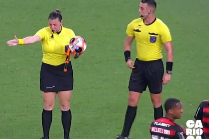 video:-arbitra-assistente-e-homenageada-em-despedida-dos-gramados
