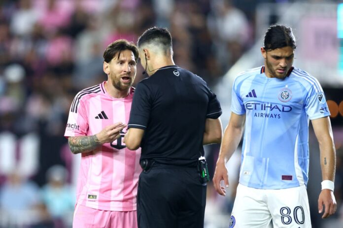 video:-messi-e-punido-por-apertar-pescoco-de-rival.-relembre-agressao