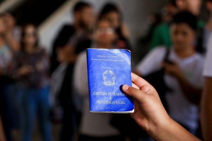 caged:-brasil-cria-137,3-mil-empregos-com-carteira-assinada-em-janeiro