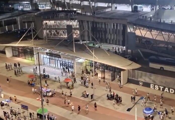 video:-torcida-do-botafogo-deixa-estadio-apos-mais-um-gol-do-racing