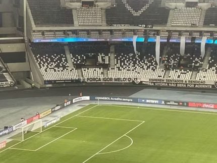torcida-do-botafogo-estende-faixa-em-apoio-ao-universitario-baleado-por-pm