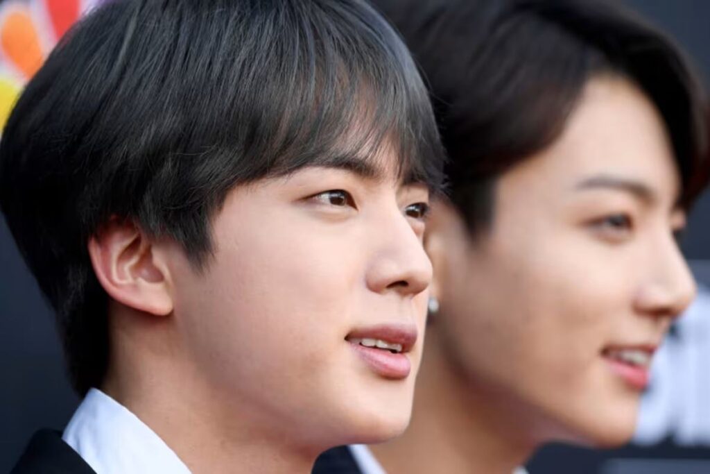 fa-do-bts-de-50-anos-e-investigada-por-beijar-jin-a-forca