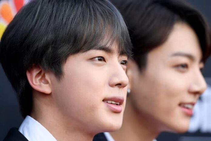 fa-do-bts-de-50-anos-e-investigada-por-beijar-jin-a-forca