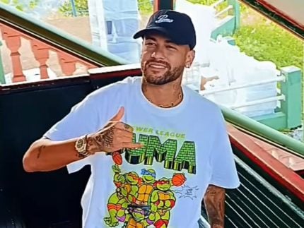 neymar-jr-atrai-multidao-ao-fazer-visita-surpresa-em-ponto-turistico-de-santos
