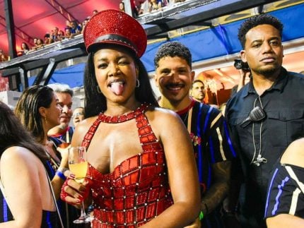 iza-a-yuri-lima-acompanham-desfiles-do-primeiro-dia-do-carnaval-de-sp-juntinhos