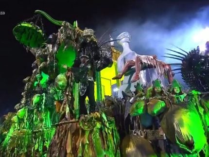 academicos-do-tatuape-fazem-desfile-provocante-sobre-justica-no-grupo-especial-de-sp