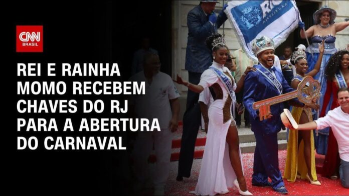 adriane-galisteu-faz-ensaio-de-carnaval-na-praia-comendo-camarao;-veja