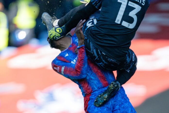 cenas-fortes:-atacante-deixa-jogo-da-fa-cup-apos-levar-chute-na-cara