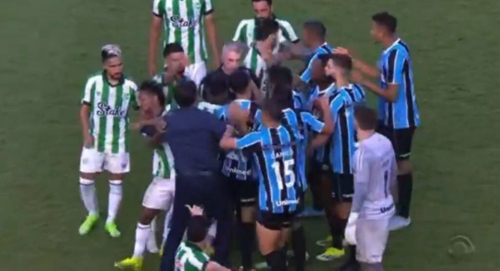 video:-tecnico-do-gremio-agride-jogador-do-juventude-na-semi-do-gaucho