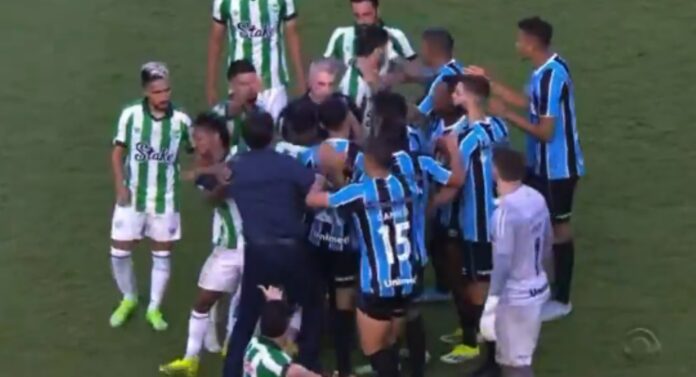 video:-tecnico-do-gremio-agride-jogador-do-juventude-na-semi-do-gaucho
