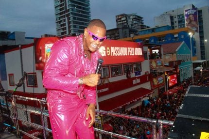 com-look-inspirado-no-k-pop,-leo-santana-arrasta-multidao-em-bloco-em-salvador