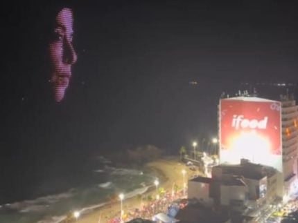 carnaval-de-salvador-tem-show-de-drones-em-torcida-para-fernanda-torres-no-oscar