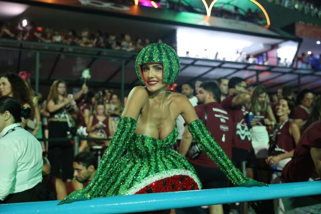 deborah-secco-vira-mulher-melancia-na-sapucai