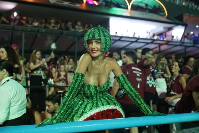 deborah-secco-vira-mulher-melancia-na-sapucai