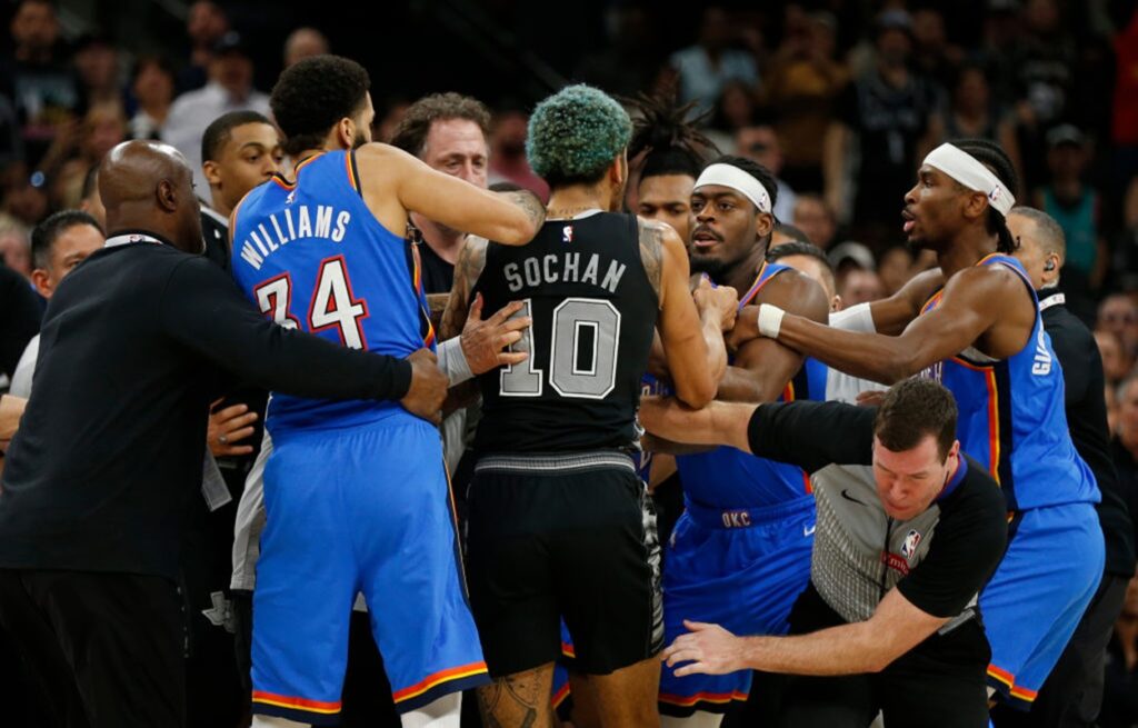video:-jogadores-trocam-empurroes-e-brigam-em-quadra-em-jogo-da-nba