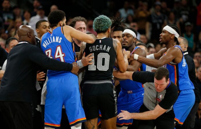 video:-jogadores-trocam-empurroes-e-brigam-em-quadra-em-jogo-da-nba
