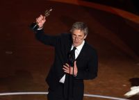 pedro-pascal-comemora-vitoria-de-“ainda-estou-aqui”-no-oscar