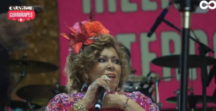 podia-nao-ser-fake!-alcione-se-confunde-e-anuncia-em-show-“vitoria”-de-fernanda-torres