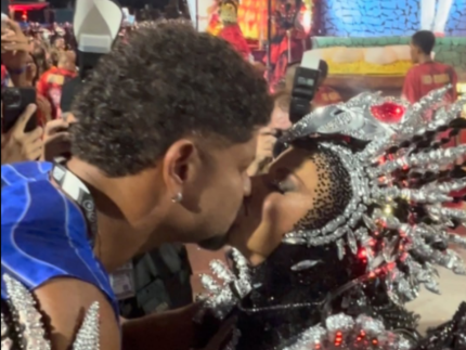 viviane-araujo-e-marido-dao-beijo-apaixonado-durante-desfile-na-sapucai:-“ele-sempre-aqui”