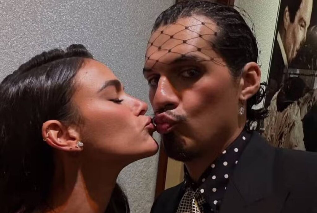 bruna-marquezine-beija-cantor-dias-apos-termino-com-joao-guilherme
