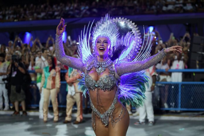 paolla-oliveira-da-show-e-brilha-em-ultimo-desfile-pela-grande-rio