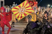 publico-recebe-milton-nascimento-de-pe-em-desfile-da-portela