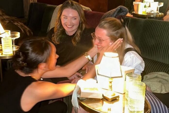 meghan-markle-comemora-estreia-de-programa-com-grupo-de-fas