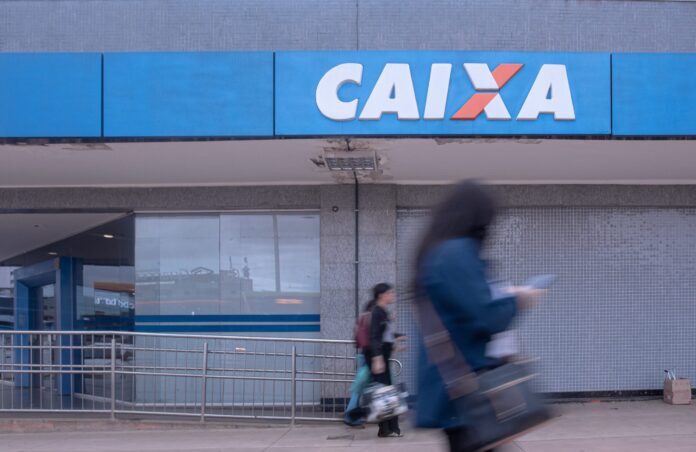 saque-aniversario:-2-milhoes-de-pessoas-precisam-tirar-saldo-na-caixa
