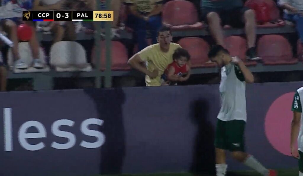 video-mostra-homem-com-crianca-no-colo-ofendendo-atletas-do-palmeiras