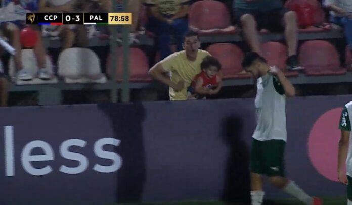 video-mostra-homem-com-crianca-no-colo-ofendendo-atletas-do-palmeiras