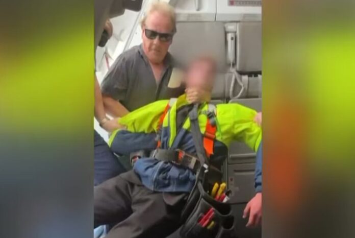 video:-ex-boxeador-impede-ataque-de-adolescente-armado-em-aviao
