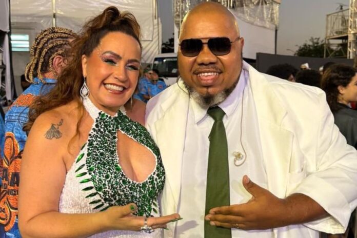 gina-garcia-canta-e-desfila-no-desfile-das-campeas