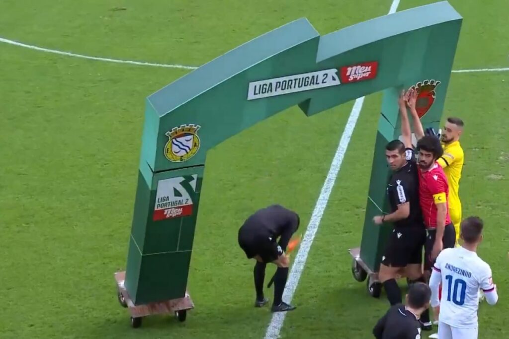 video:-painel-publicitario-cai-e-atinge-bandeirinha-em-portugal