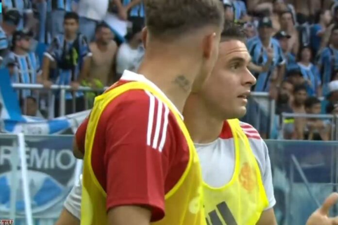 video:-torcida-do-gremio-acerta-objeto-no-rosto-de-jogador-do-inter