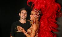 famosos-prestigiam-desfile-das-campeas-em-sao-paulo;-veja-fotos