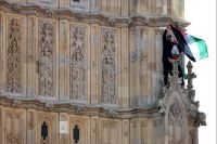 homem-e-preso-apos-escalar-big-ben-com-bandeira-palestina