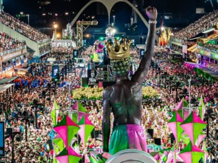 mangueira-ultrapassa-6-minutos-do-tempo-de-desfile-e-pode-ser-multada-em-r$75-mil