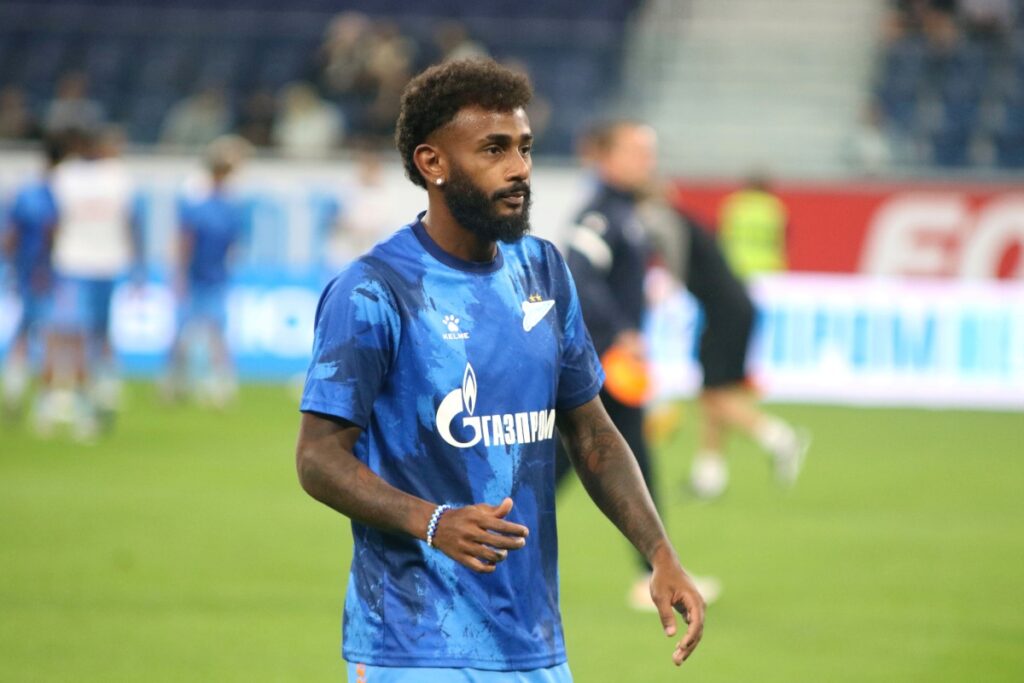 acertado-com-o-botafogo,-volante-wendel-e-vitima-de-racismo-na-russia