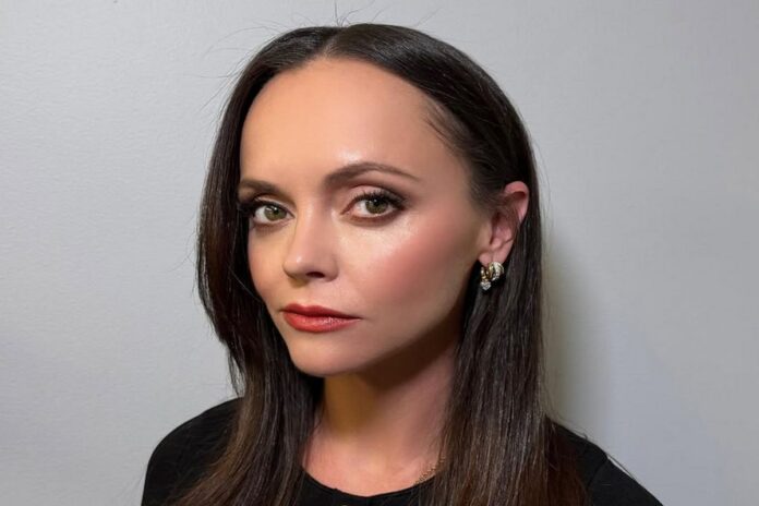 christina-ricci-comemora-estrela-na-calcada-da-fama-de-hollywood
