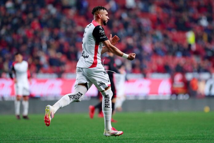 video:-ex-botafogo-marca-golaco-de-escorpiao-no-campeonato-mexicano