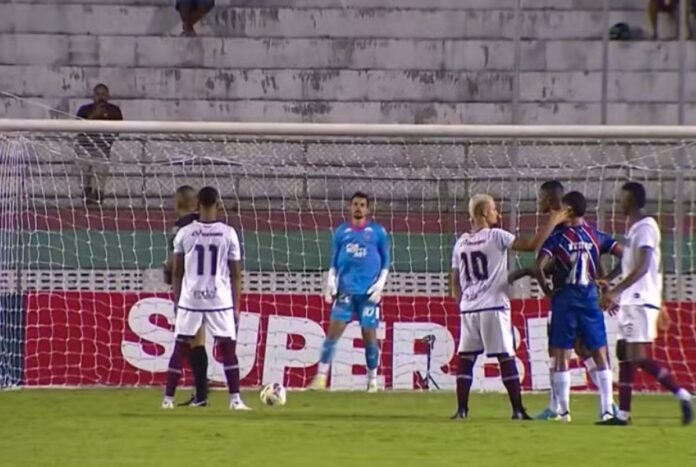 video:-jogador-e-expulso-apos-dar-peteleco-em-adversario
