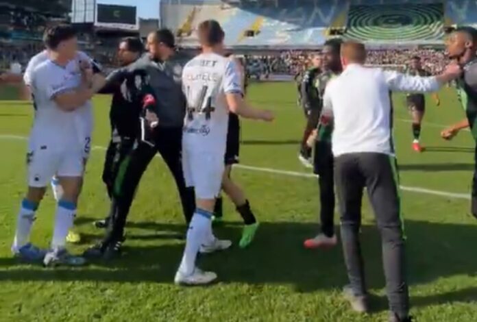 video:-jogador-gera-confusao-apos-fincar-bandeira-no-estadio-do-rival