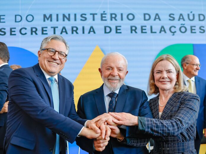 gleisi-faz-acenos-ao-congresso-e-agradece-moraes-por-defesa-da-democracia