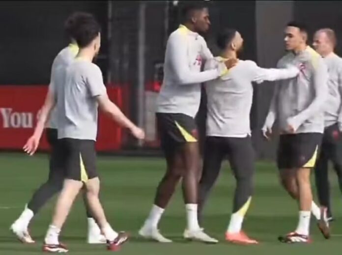 video:-estrelas-do-liverpool-trocam-empurroes-durante-treino
