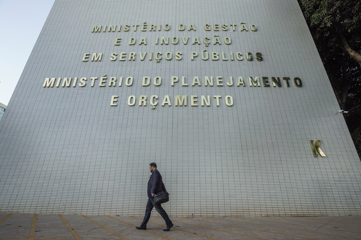atraso-no-orcamento-2025-trava-reajuste,-13o-do-inss-e-outros.-entenda
